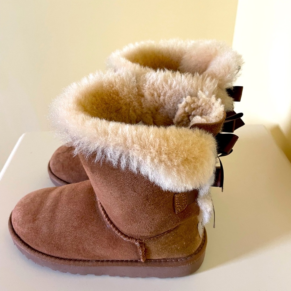 UGG Bailey Bow Girls size 2 brown